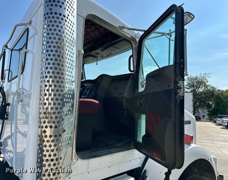 image for item EJ7223 2013 Kenworth  T800 semi truck