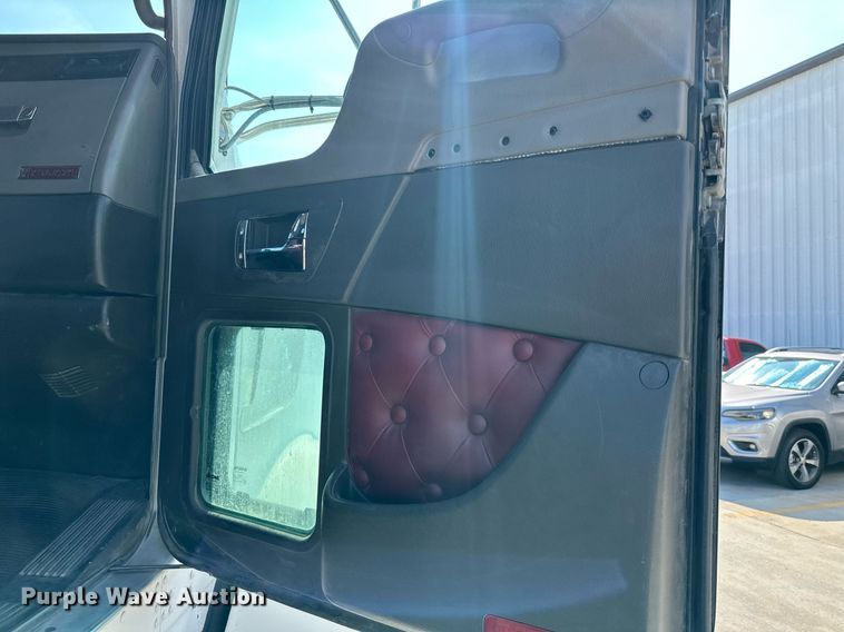 image for item EJ7223 2013 Kenworth  T800 semi truck