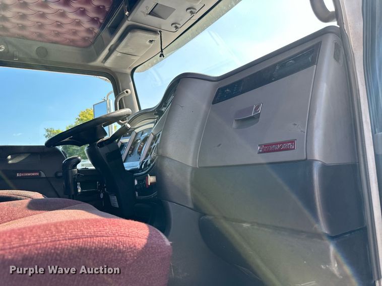 image for item EJ7223 2013 Kenworth  T800 semi truck