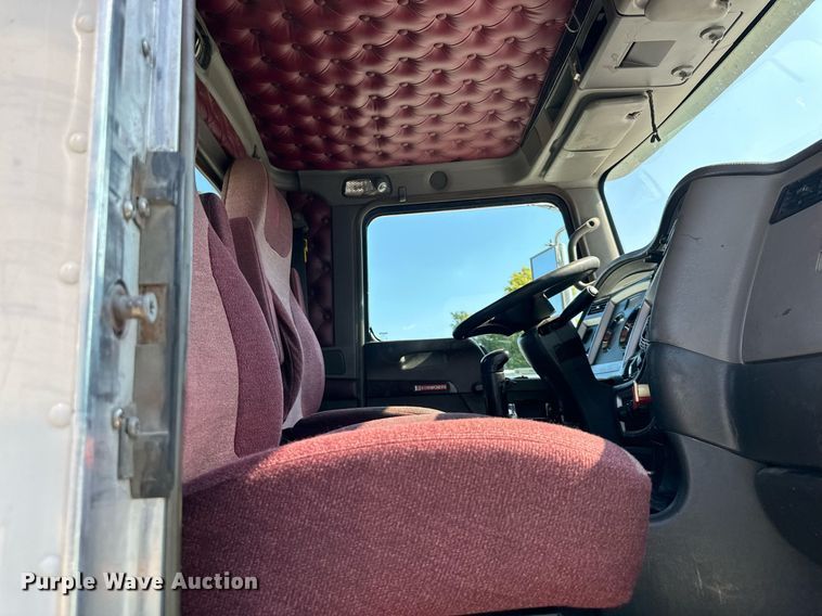 image for item EJ7223 2013 Kenworth  T800 semi truck