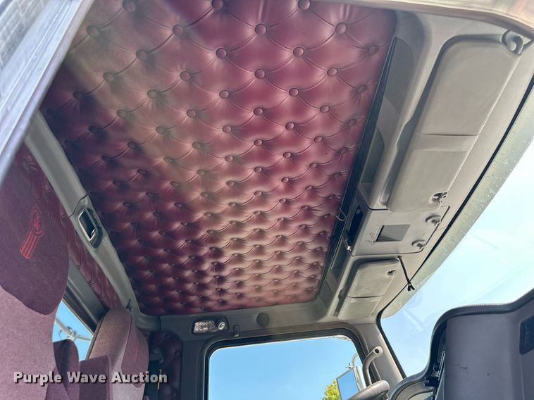 image for item EJ7223 2013 Kenworth  T800 semi truck