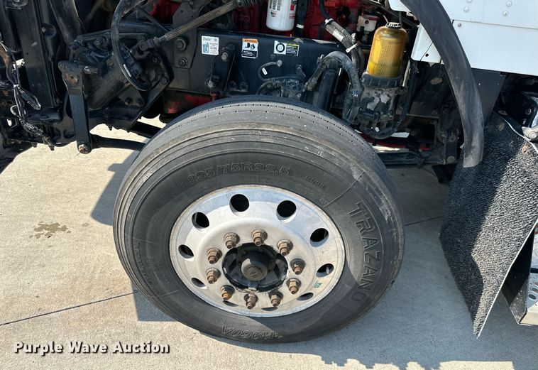 image for item EJ7223 2013 Kenworth  T800 semi truck