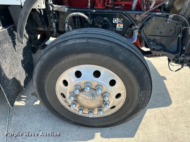 image for item EJ7223 2013 Kenworth  T800 semi truck