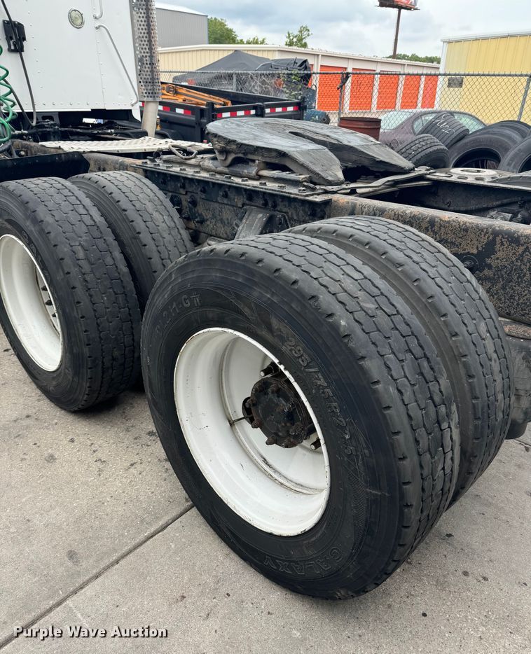 image for item EJ7223 2013 Kenworth  T800 semi truck