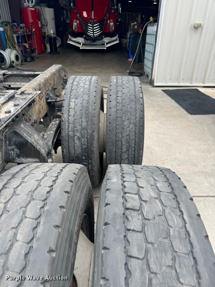 image for item EJ7223 2013 Kenworth  T800 semi truck