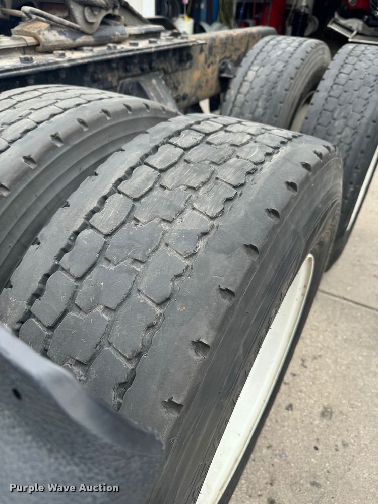 image for item EJ7223 2013 Kenworth  T800 semi truck