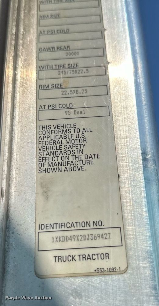 image for item EJ7223 2013 Kenworth  T800 semi truck