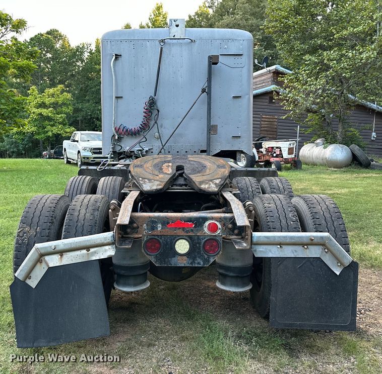 image for item EJ8932 1999 Freightliner  Century Class semi truck