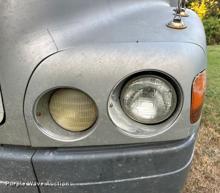 image for item EJ8932 1999 Freightliner  Century Class semi truck