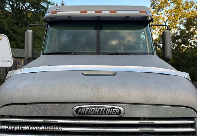 image for item EJ8932 1999 Freightliner  Century Class semi truck