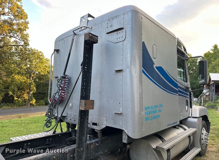 image for item EJ8932 1999 Freightliner  Century Class semi truck