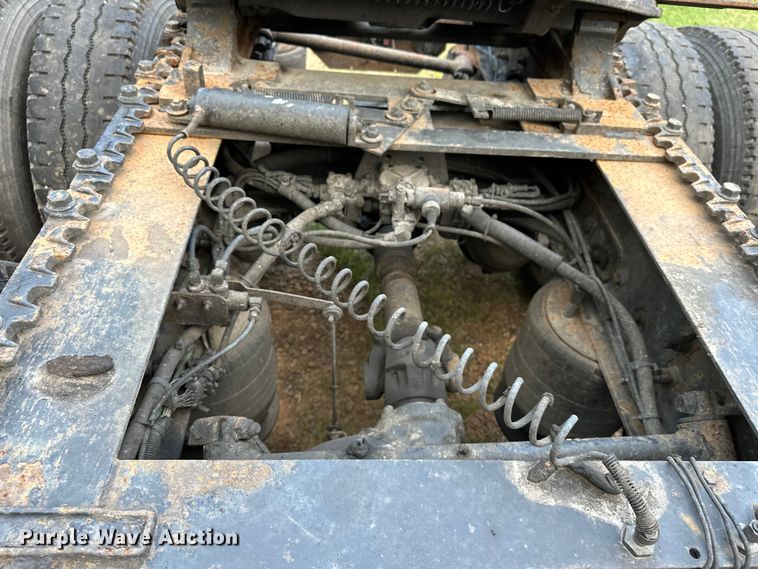 image for item EJ8932 1999 Freightliner  Century Class semi truck