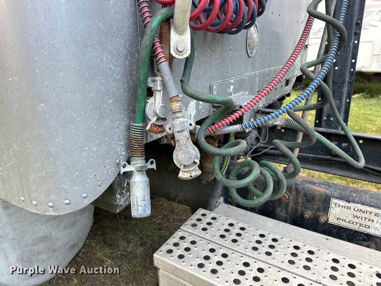 image for item EJ8932 1999 Freightliner  Century Class semi truck