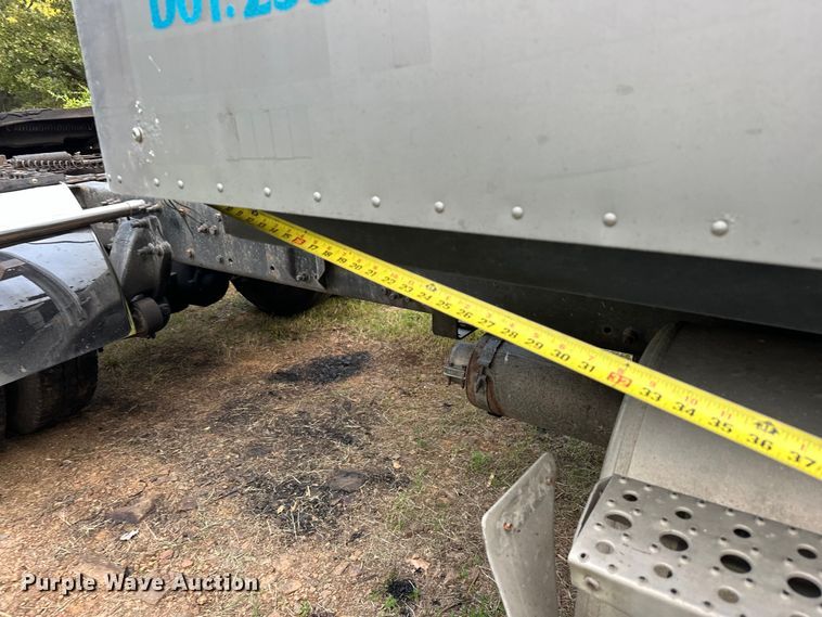 image for item EJ8932 1999 Freightliner  Century Class semi truck