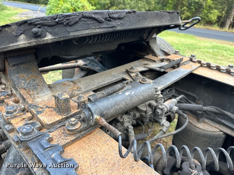 image for item EJ8932 1999 Freightliner  Century Class semi truck