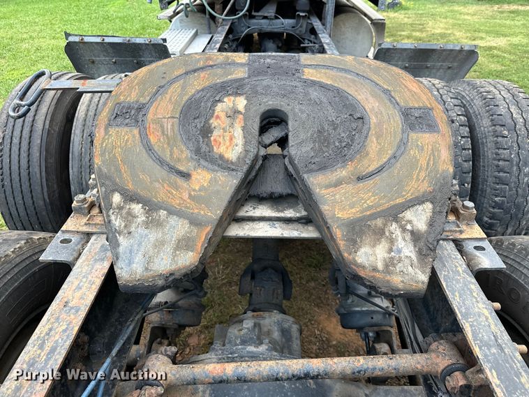 image for item EJ8932 1999 Freightliner  Century Class semi truck