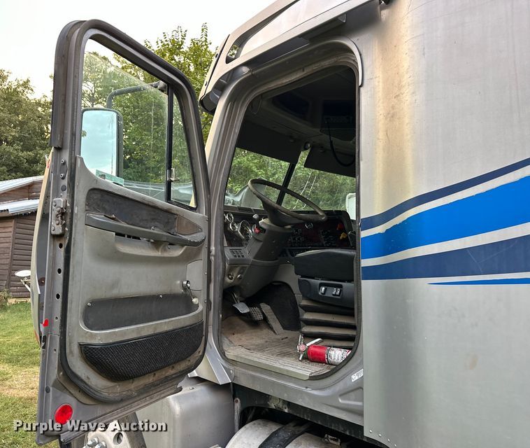 image for item EJ8932 1999 Freightliner  Century Class semi truck