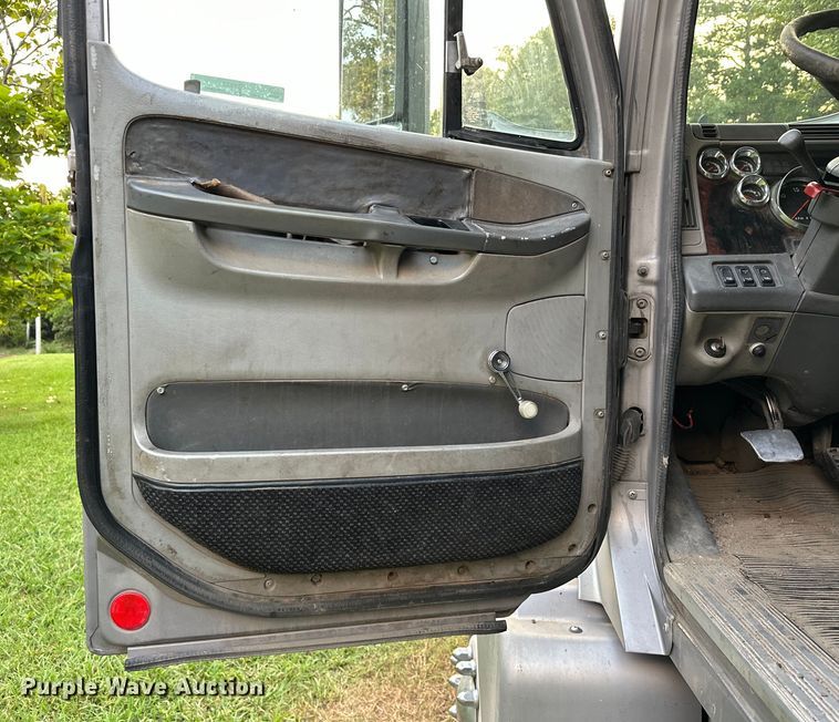 image for item EJ8932 1999 Freightliner  Century Class semi truck