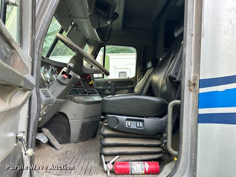 image for item EJ8932 1999 Freightliner  Century Class semi truck