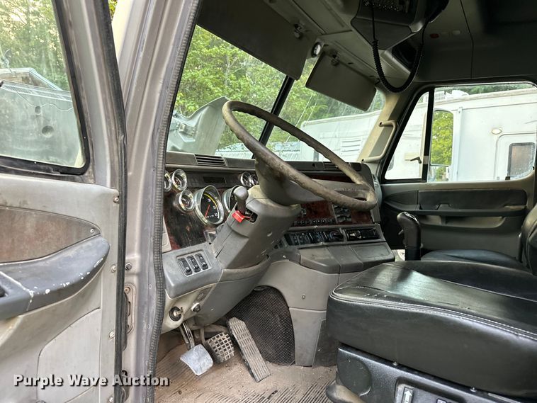 image for item EJ8932 1999 Freightliner  Century Class semi truck