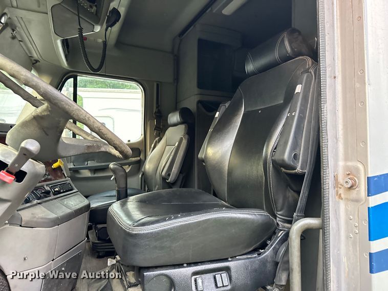 image for item EJ8932 1999 Freightliner  Century Class semi truck