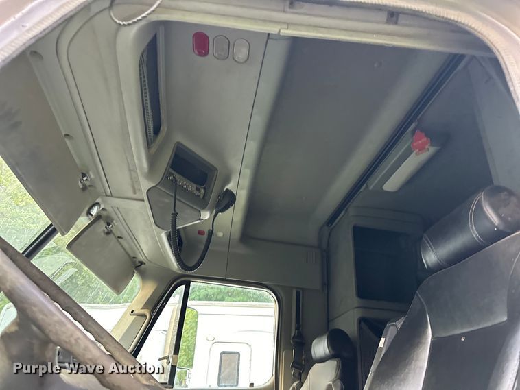 image for item EJ8932 1999 Freightliner  Century Class semi truck