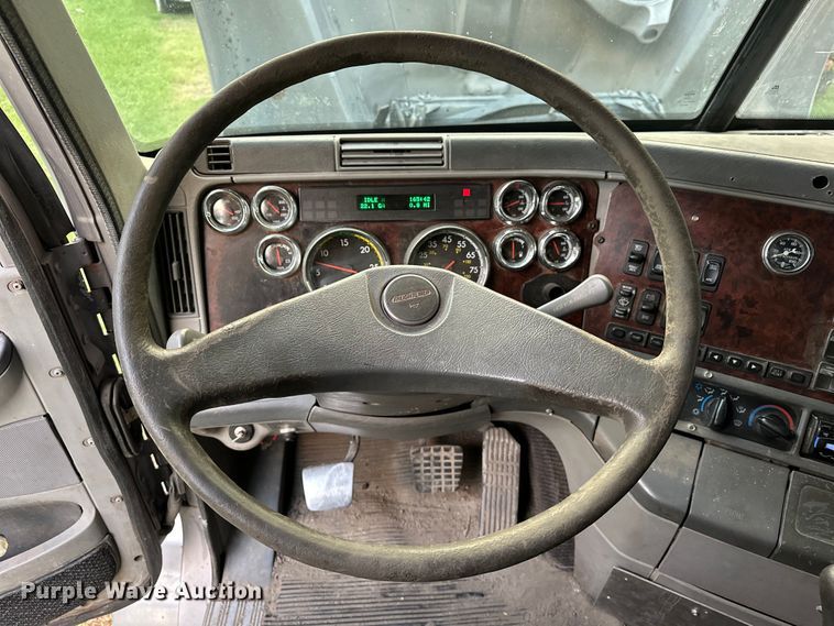 image for item EJ8932 1999 Freightliner  Century Class semi truck