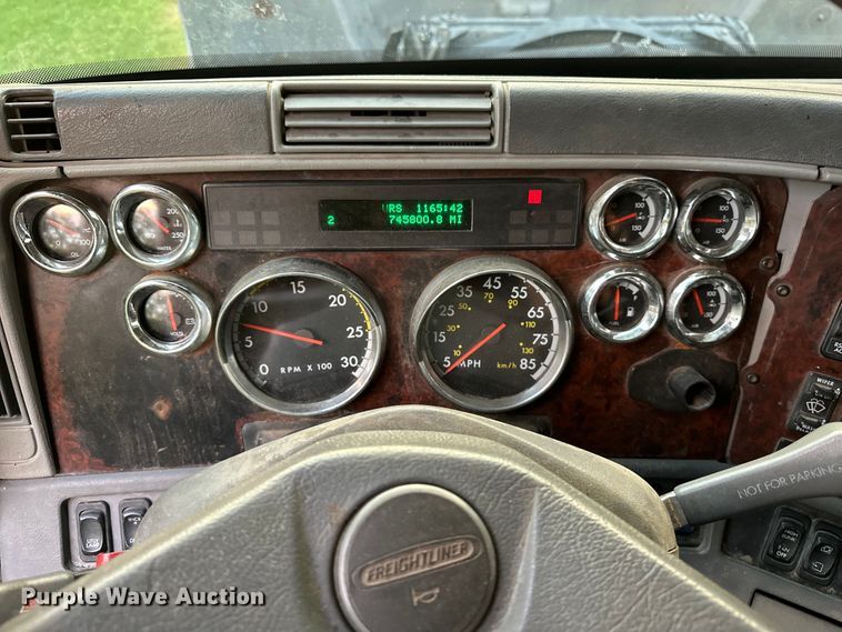 image for item EJ8932 1999 Freightliner  Century Class semi truck