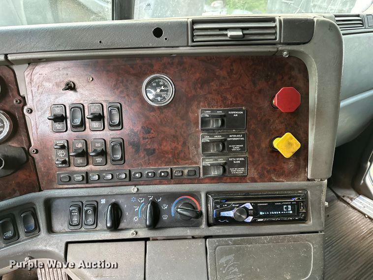 image for item EJ8932 1999 Freightliner  Century Class semi truck