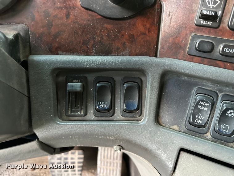 image for item EJ8932 1999 Freightliner  Century Class semi truck