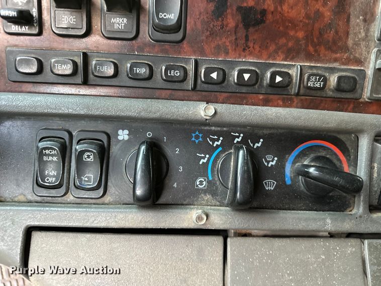 image for item EJ8932 1999 Freightliner  Century Class semi truck