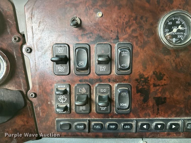 image for item EJ8932 1999 Freightliner  Century Class semi truck