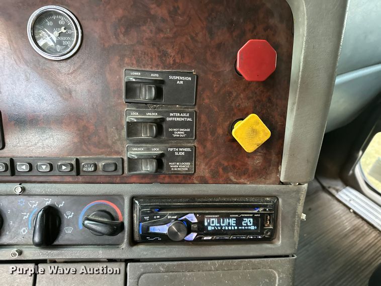 image for item EJ8932 1999 Freightliner  Century Class semi truck