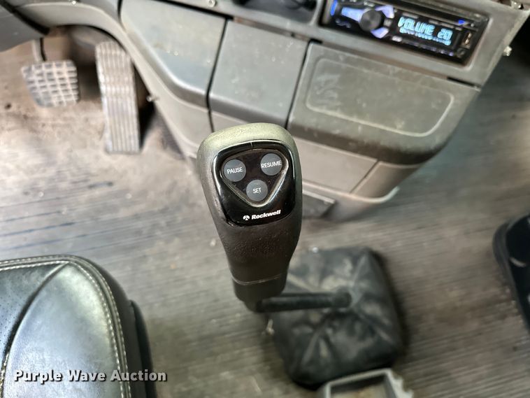 image for item EJ8932 1999 Freightliner  Century Class semi truck