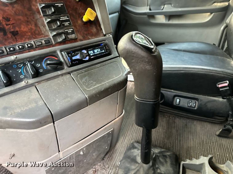 image for item EJ8932 1999 Freightliner  Century Class semi truck