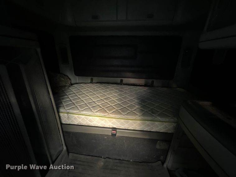 image for item EJ8932 1999 Freightliner  Century Class semi truck