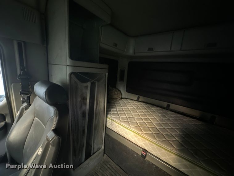 image for item EJ8932 1999 Freightliner  Century Class semi truck