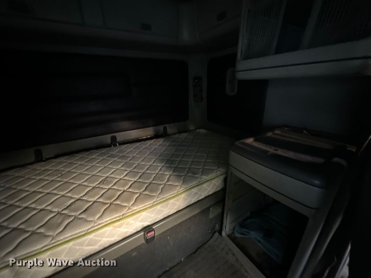 image for item EJ8932 1999 Freightliner  Century Class semi truck