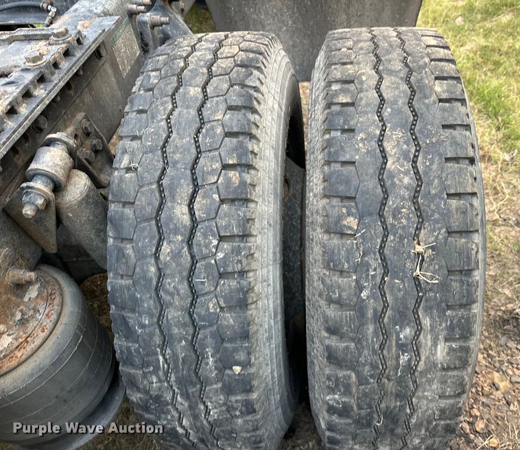 image for item EJ8932 1999 Freightliner  Century Class semi truck