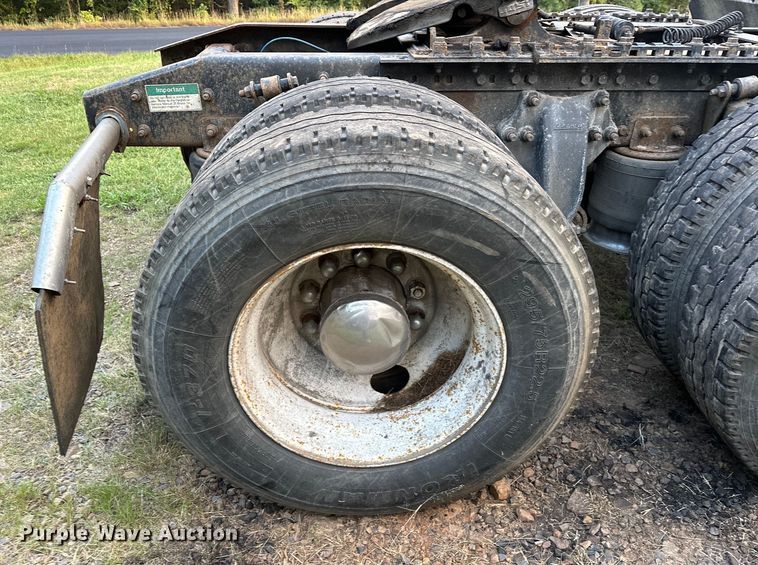 image for item EJ8932 1999 Freightliner  Century Class semi truck