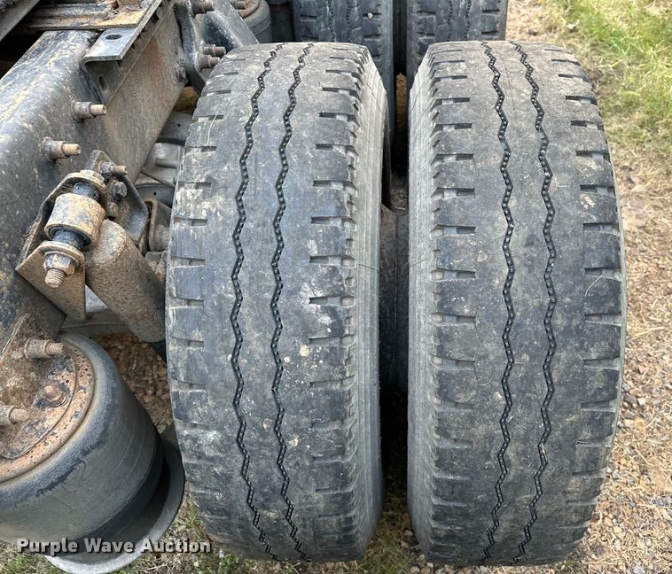 image for item EJ8932 1999 Freightliner  Century Class semi truck