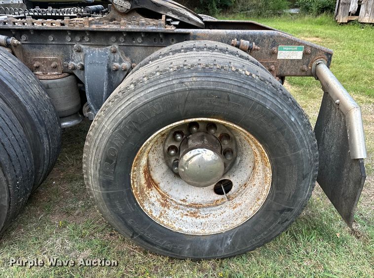 image for item EJ8932 1999 Freightliner  Century Class semi truck