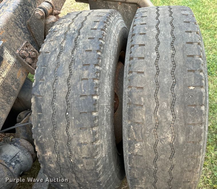 image for item EJ8932 1999 Freightliner  Century Class semi truck