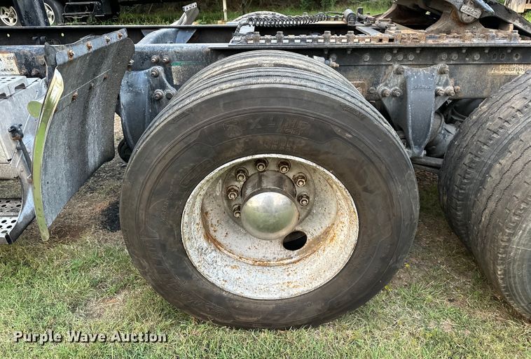 image for item EJ8932 1999 Freightliner  Century Class semi truck