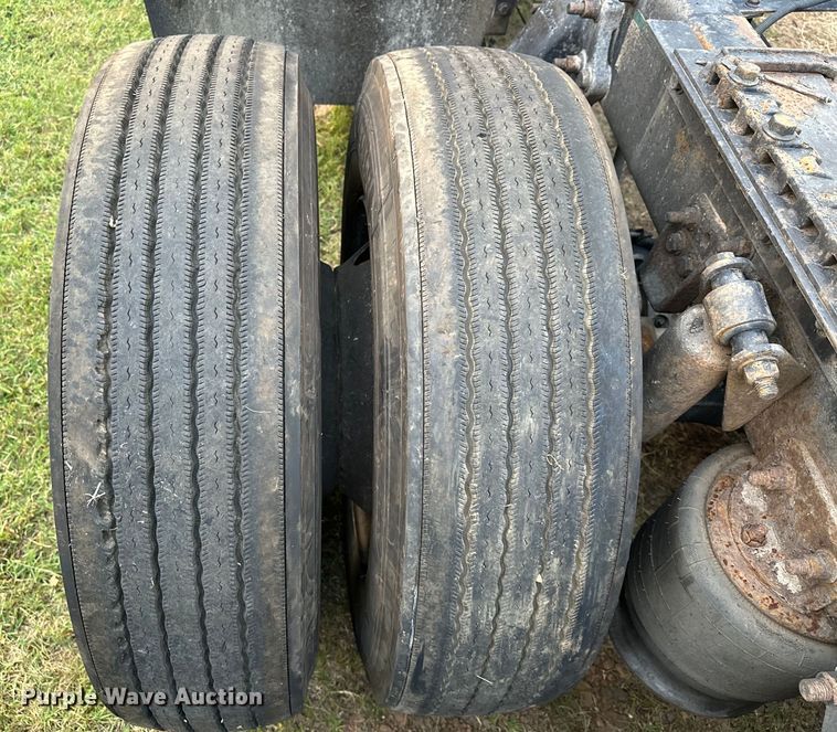 image for item EJ8932 1999 Freightliner  Century Class semi truck