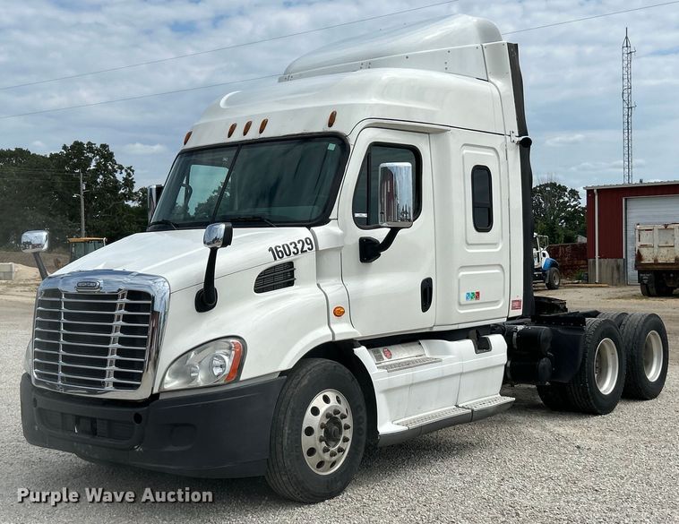 image for item EK3220 2016 Frieghtliner  Cascadia 132 semi truck