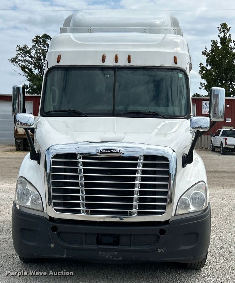 image for item EK3220 2016 Frieghtliner  Cascadia 132 semi truck