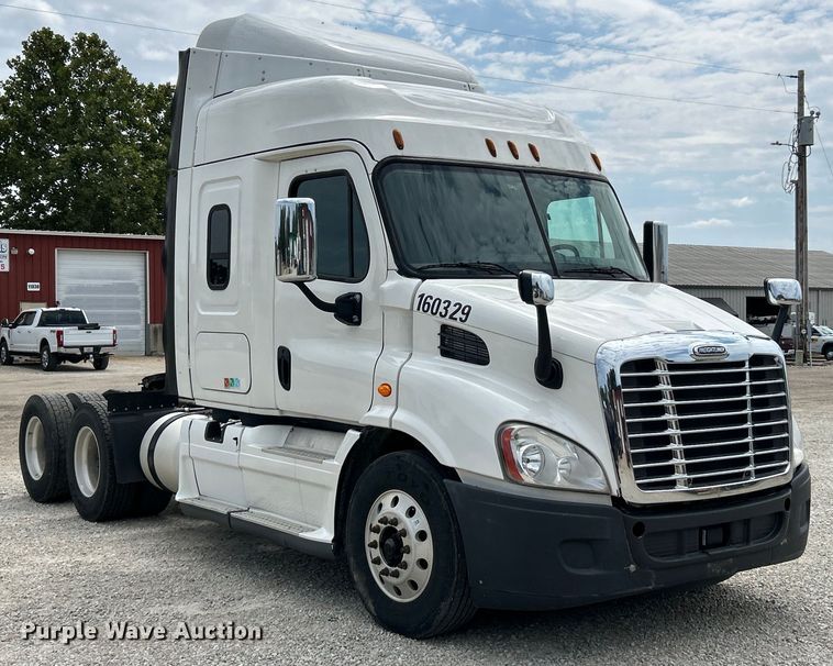 image for item EK3220 2016 Frieghtliner  Cascadia 132 semi truck