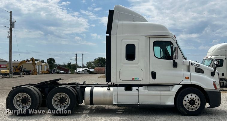 image for item EK3220 2016 Frieghtliner  Cascadia 132 semi truck