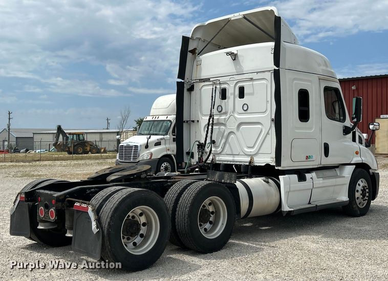 image for item EK3220 2016 Frieghtliner  Cascadia 132 semi truck